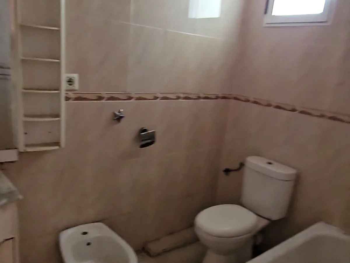 Baño original con bañera, bidé y alicatado antiguo antes de la reforma