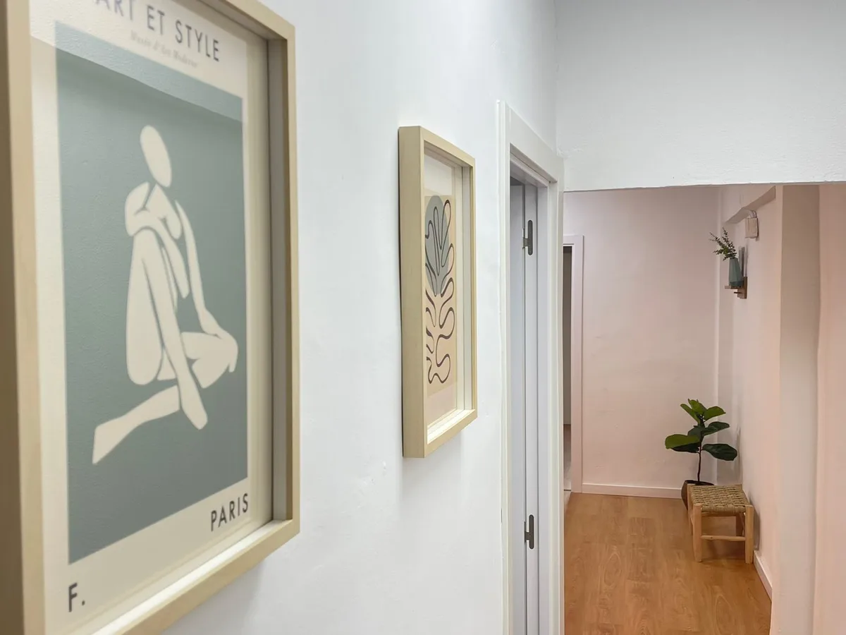Distribuidor terminado, con paredes claras, suelo nuevo y decoración